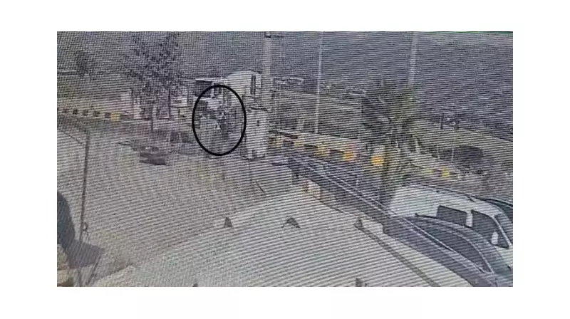 Şok Anlar! Motosikletin Çarptığı Yaya Metrelerce Havada Uçtu - İnanılmaz Görüntüler