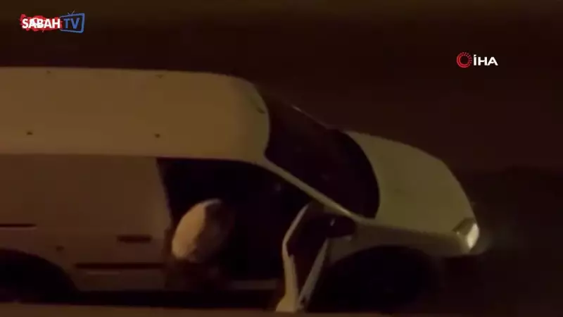Şok Eden Görüntüler: Avcılar'da Eşine Küfreden ve Arabadan İndirmeye Çalışan Kişi Kameralara Yakalandı!