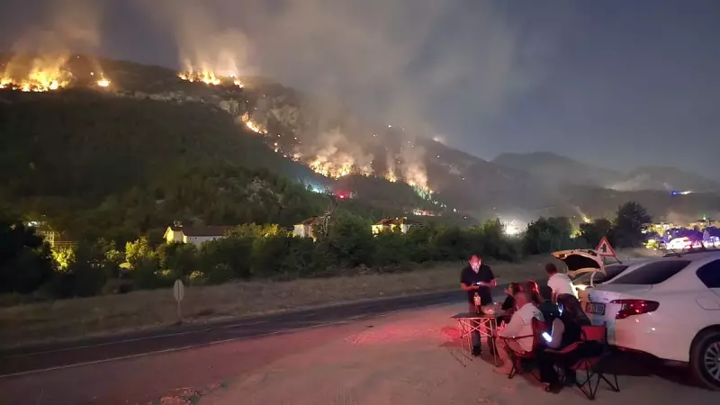 Şok Eden Görüntüler: Orman Alevlerini Çay İçer Gibi Seyredenler!