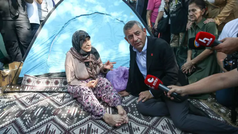 Ozgur Ozel, Sindirgi'deki Sorunları Yerinde Inceledi: 'Buradaki Sesiniz Artık Daha Güçlü'