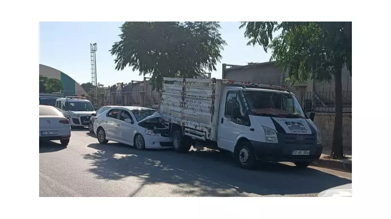 Park Halindeki Kamyonete Çarpan Otomobil: Yaralı Var!