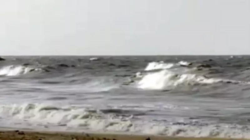 Rüzgarlı Havada Denize Giren Kişiyi Dalgalar Yuttu: Dramatik Kurtarma Çabası!