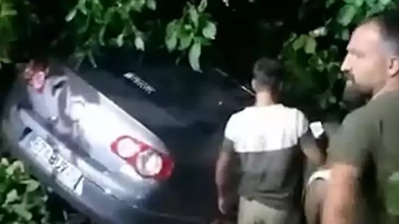 Sakarya'da Feci Kaza! Aracıyla Ağaçlık Alana Uçan Sürücü ve Yolcular Yaralandı