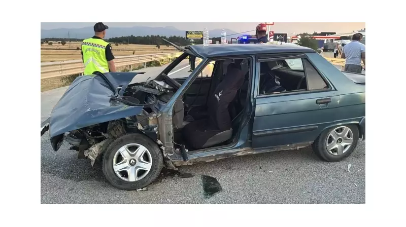 Sakarya'da Feci Kaza! Bariyerlere Çarpan Otomobilde 5 Kişi Yaralandı