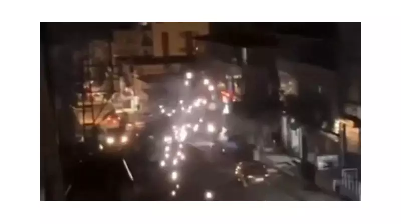 Sıcak Havada Elektrik Telleri Havai Fişek Gibi Patladı: İşte Çarpıcı Görüntüler!