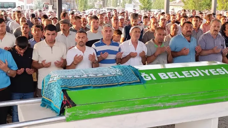 Serinlemek İçin Girdikleri Bataklık İki Küçük Yüreği Yuttu!