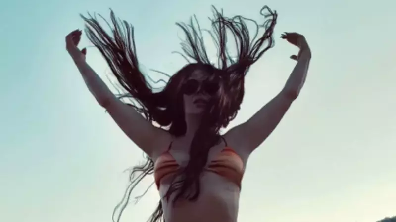 Simge Sağın'ın Muhteşem Tatili: Deniz, Kum ve Bolca Eğlence!