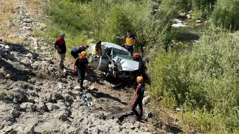 Sivas'ta Feci Kaza: Araç Dere Yatağına Uçtu, 2 Kişi Hayatını Kaybetti!