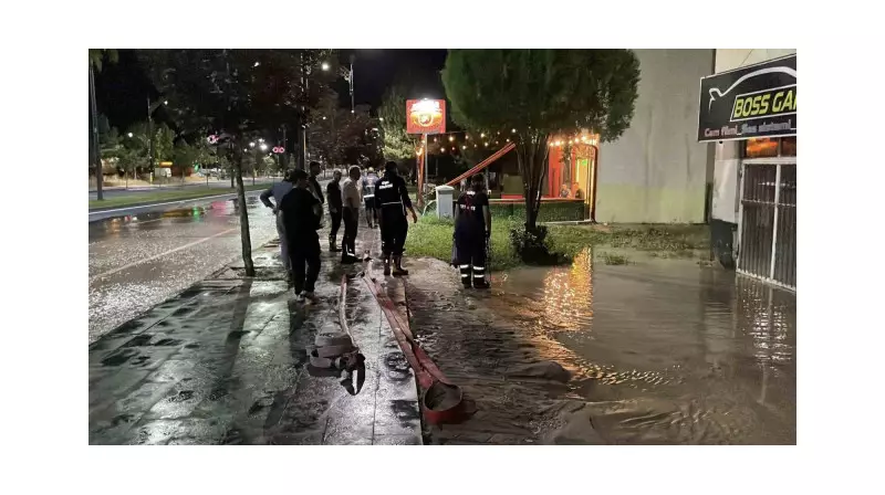 Sivas'ta Su Borusu Patladı: Cadde Göle Döndü, Mahalle Sular Altında Kaldı!