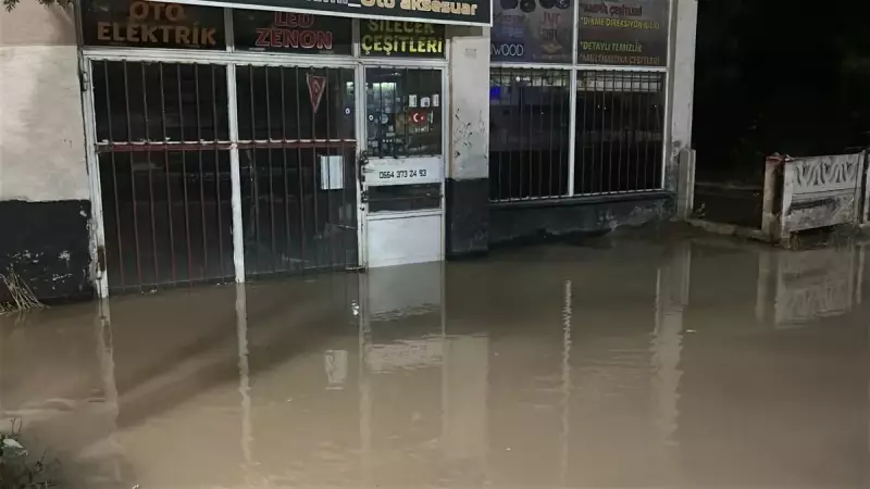 Sivas'ta Su Borusu Patlaması: Cadde Göle Döndü, Hayat Felç Oldu!