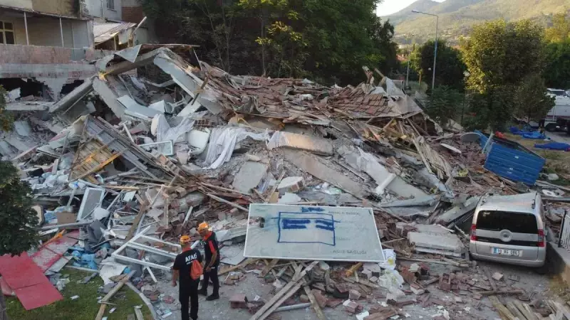 Sındırgı'da Depremle Yıkılan Bina, Sabahın İlk Işıklarında Havadan Görüntülendi: İşte Çarpıcı Detaylar!