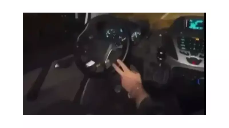 Sürüşte Akıl Almaz Risk! Aracını Yan Koltuktan Kullanıp Sosyal Medyada Paylaştı, Cezası Ehliyetine El Konuldu