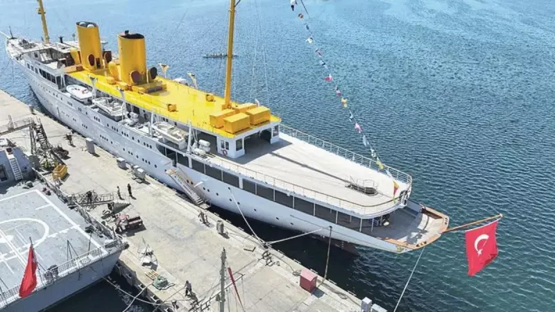 İstanbul Boğazı'nda Muhteşem Görüntü: Türk Bayrağı Rüzgarla Dans Etti!