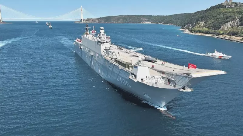 İstanbul Boğazı'nda Muhteşem Manzara: Devasa Yük Gemisi Tıpkı Bir Film Sahnesi Gibi Geçti!