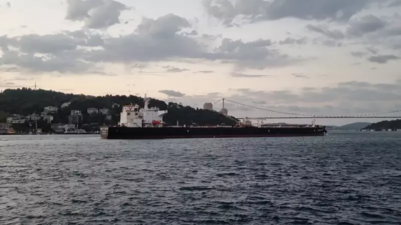 İstanbul Boğazı'nda Petrol Tankeri Arıza Yaptı: Trafik Felç Oldu!