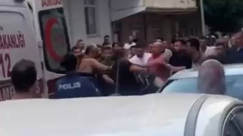 İstanbul'da Dehşet Saçan Sevgi Cinayeti: Genç Kadın Sokak Ortasında Bıçaklandı, Mahalle Linç İçin Harekete Geçti!