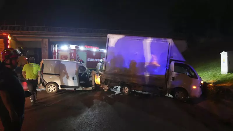 İstanbul'da Korkutan Kaza: Hafif Ticari Araç Kamyonete Çarptı, 3 Yaralı!