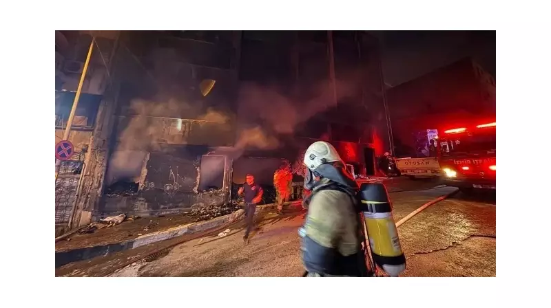 İstanbul'da Çöp Yığını Faciası! 5 Katlı Bina Alevlere Teslim Oldu