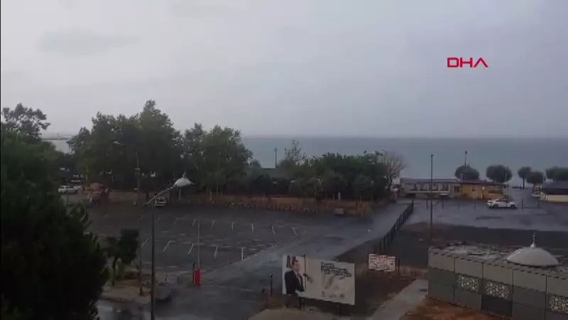 İstanbul'da Sağanak Adeta Felakete Dönüştü: Sokaklar Göle Döndü!