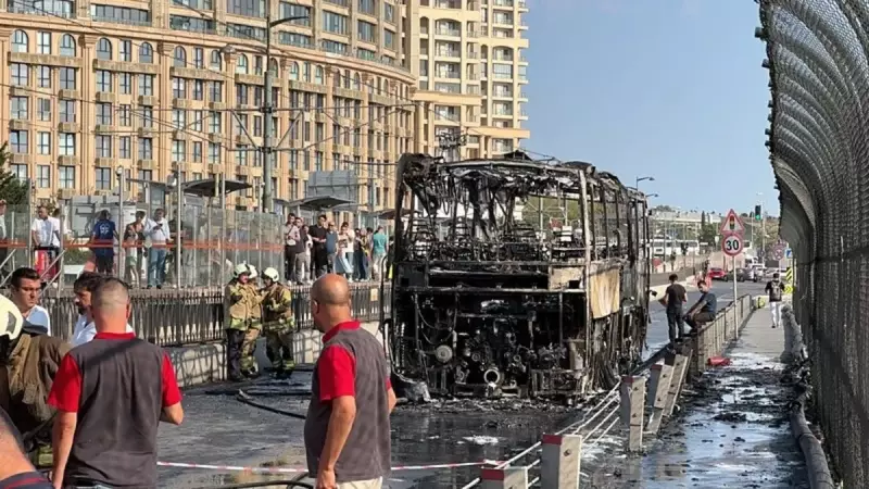 Sultangazi'de Servis Otobüsü Alev Alev Yandı! İşte Çarpıcı Anlar