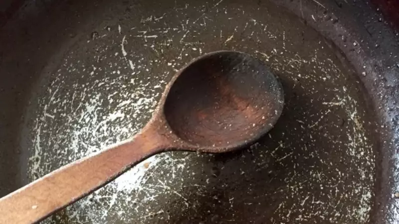 Tahta Kaşıkları Temizlerken Yıllardır Yaptığımız Büyük Hata! Sadece Yıkamak Yetmiyor, İşte Doğru Yöntem