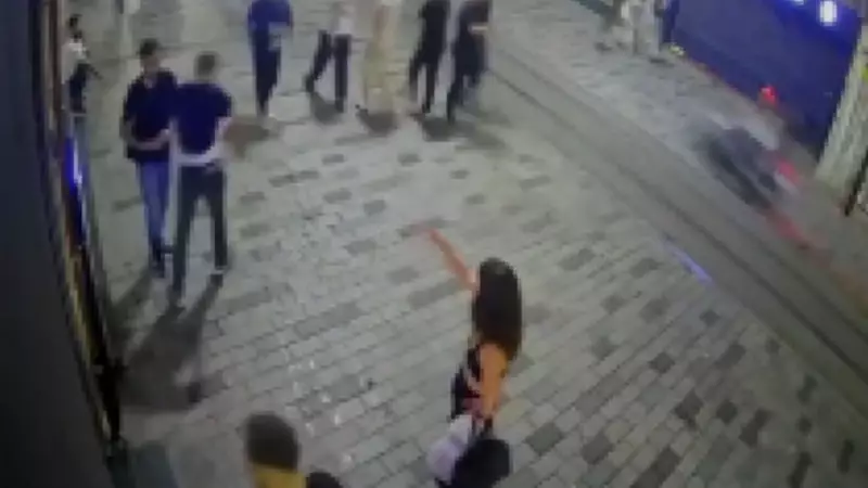 Taksim'de Kıskançlık Krizinin Kanlı Bilançosu: Sevgilisini ve Rakibini Bıçakladı!