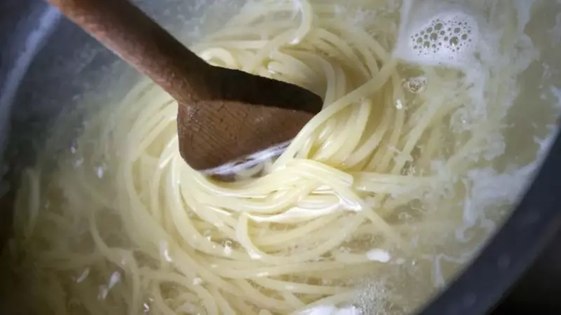 İtalyanların Makarna Sırrı Açığa Çıktı: Haşlama Suyuna Neden Tuz Ekliyorlar?