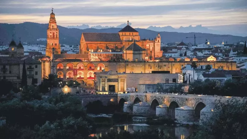 Tarihi Yapıda Çıkan Yangın Herkesi Korkuttu: Alevler Gökyüzünü Sardı!