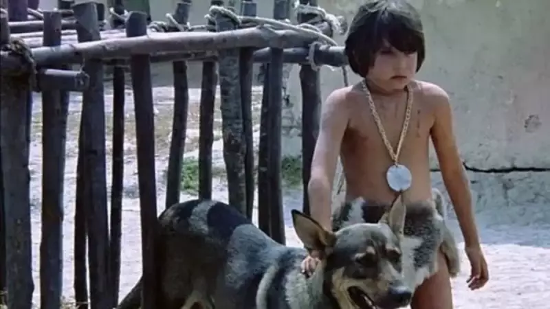 Tarkan'ın Oğlu Şaşırtan Bir Rolde! Ünlü Babanın Çocukluğunu Canlandırdı