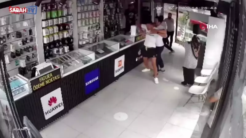 Telefon Tamiri İçin Gittiği Dükkânda Demir Sopayla Saldırıya Uğradı! Kameralara Böyle Yansıdı