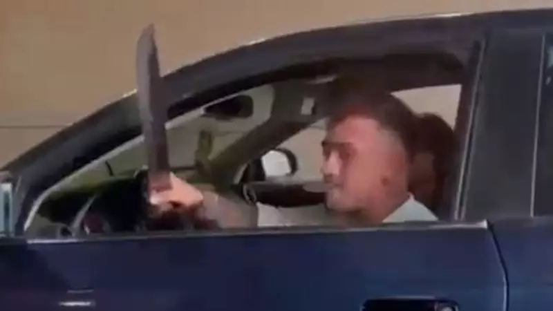 Trafik Kavgasında Kılıç Çekti! Camdan Sallanan Kılıçla Olay Çıktı