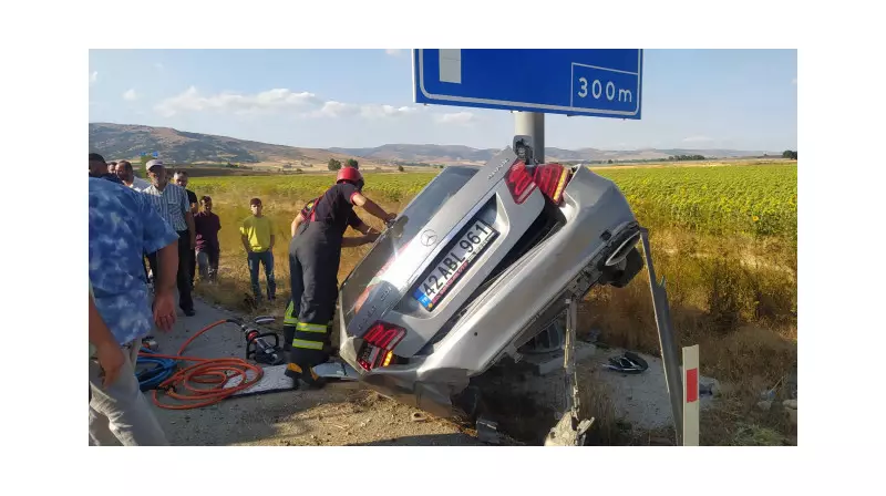 Trafik Levhasına Çarpan Sürücü, Direkte Asılı Kaldı! İnanılmaz Görüntüler