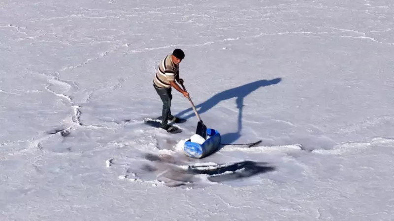 Tuzla Gölü'nde Dedelerden Miras: Geleneksel Yöntemlerle Tuz Çıkaran Genç İşçinin Hikayesi