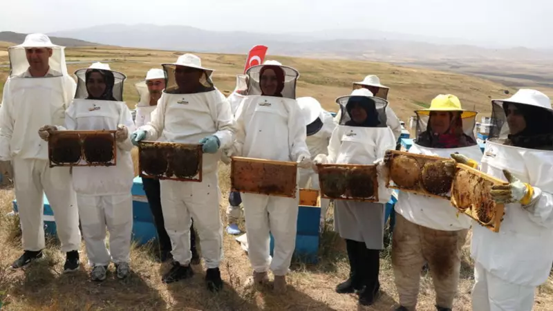 Vali Koc, Kadın Arıcılarla Bal Hasadı Yaparak Doğal Lezzetin Peşinde!