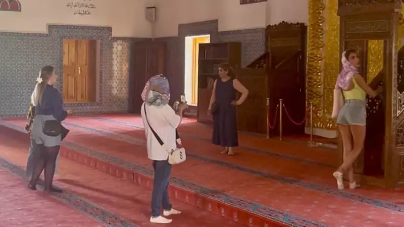 Van'da Tarihi Cami Skandalı! Uygunsuz Pozlar Sosyal Medyayı Ayağa Kaldırdı
