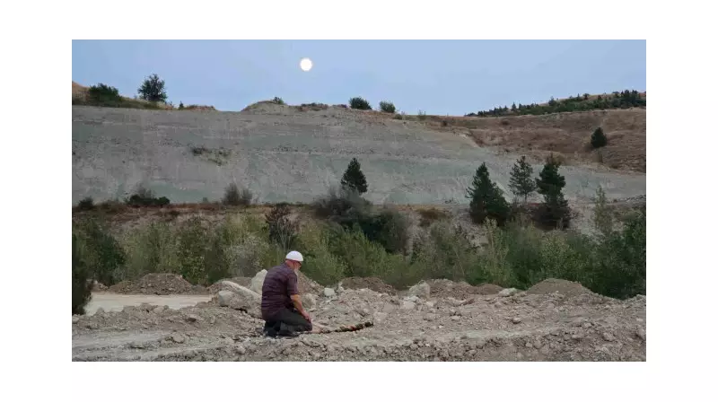 Yangın Sırasında İbadetini Bırakmadı: Evini Terk Edip Karşı Tepede Namazını Kıldı