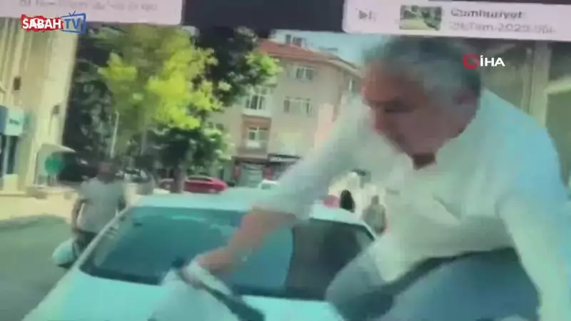 Yaya Geçidine Park Eden Araç Üzerinden Adeta Uçarak Geçen Yaya Kameralara Yakalandı!