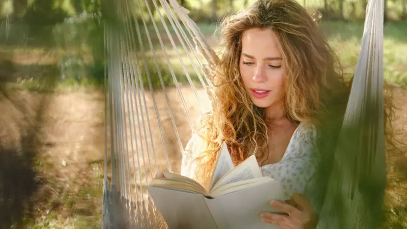 Yaz Sıcaklarında Kitap Okuma Keyfi: Sayfaların Büyüsünü Kaybetmeden Okumanın 7 Yolu