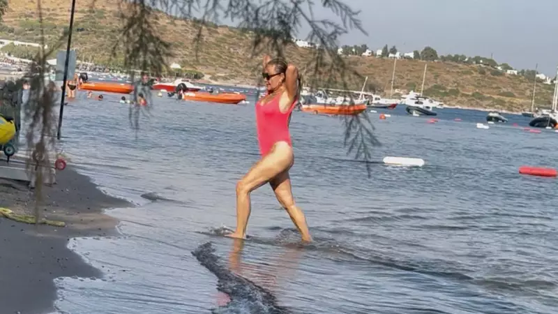 Yonca Evcimik'ten Muhteşem Deniz Keyfi: Güneş, Kum ve Eğlence Dolu Anlar!