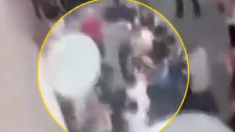 İzmir'de Dehşet: Kadını Bıçaklayan Saldırganı Halk Linç Etti!