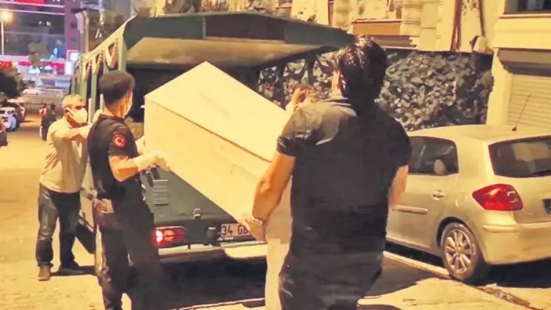 İzmir'de Esrarengiz Ölüm: Genç Kadının Hayatını Kaybetmesi Şüpheleri Beraberinde Getirdi