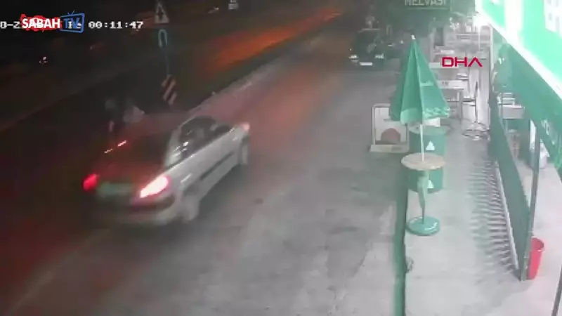 İzmir'de Feci Kaza: Motosiklet Yayalara Çarptı, 1 Kişi Hayatını Kaybetti