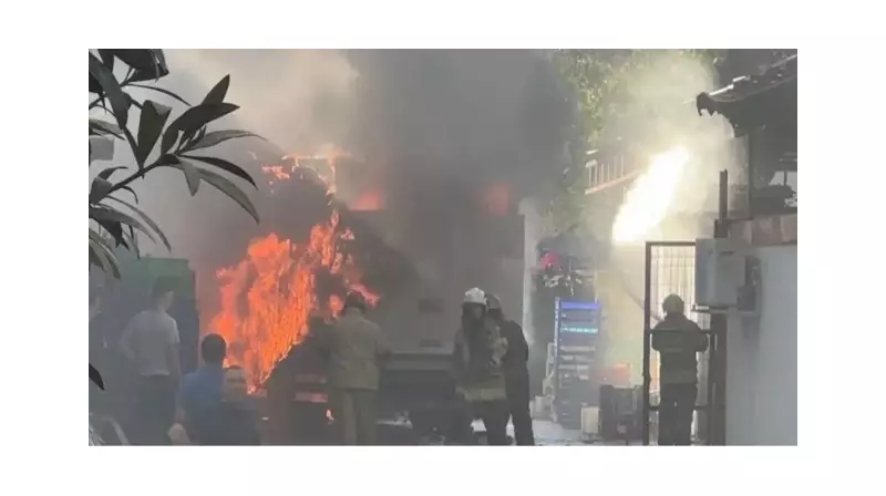 İzmir'de Feci Yangın! Market Kamyonu Küle Döndü - İşte Çarpıcı Detaylar