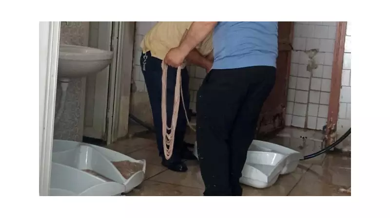 İzmir'de Mide Bulandıran Skandal! Kokoreci Tuvalette Hazırladılar - İşletmeye Kapatma Cezası