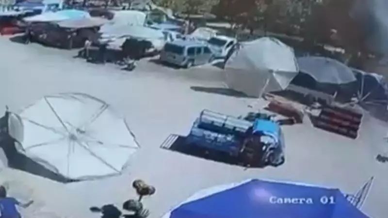 İzmir'de Yaşanan Üzücü Kaza: Hamile Kadın ve Çocuğunun Üzerine Pazar Şemsiyesi Düştü!