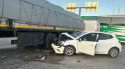 Korkunç Kaza! Tıra Çarpan Otomobil Paramparça - 2 Yaralı