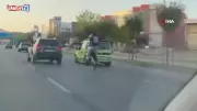 Sokakları Kendine Sahne Yapan Motosiklet Manyağı! Akrobasi ile Trafiği Felç Etti, Görüntüler İnanılmaz