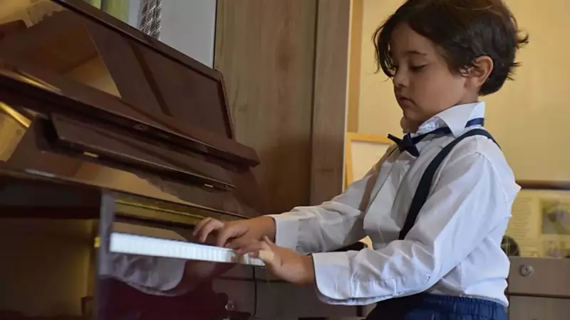 6 Yaşındaki Dahinin Müzik Tutkusu: Oyuncak Piyano ile Başlayan Harika Yolculuk