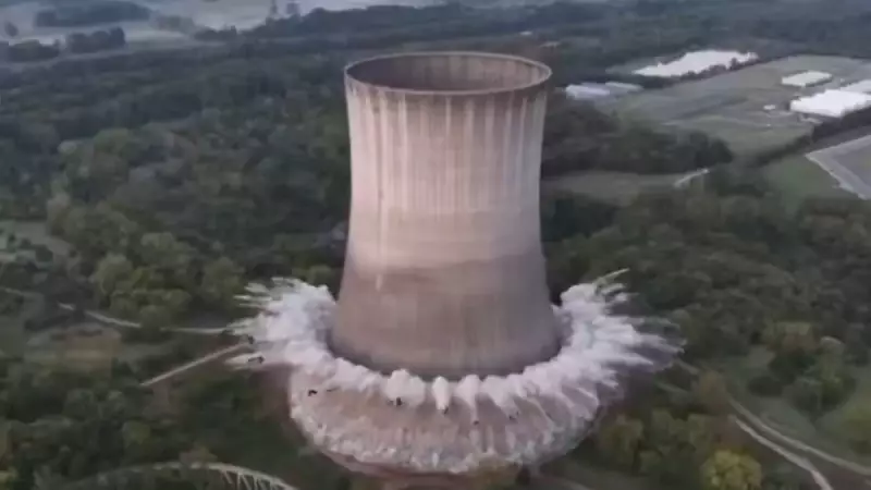 ABD'de Devasa Soğutma Kulesi Kontrollü Patlatmayla Yerle Bir Oldu! İşte Çarpıcı Görüntüler