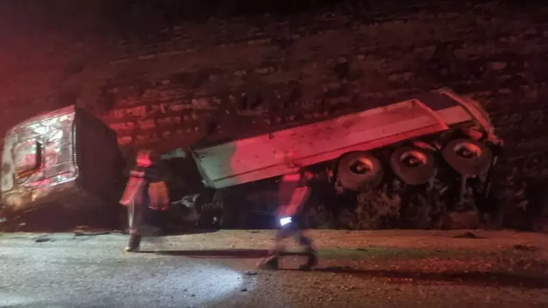 Adana'da Feci Kaza: Devrilen Tır, Evli Çiftin Arasına Girdi! 1 Ölü, 1 Yaralı